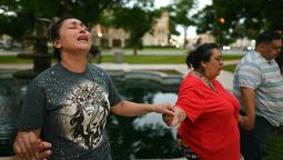 Kladys Castellón reza durante una vigilia por las víctimas de un tiroteo en al escuela primaria Robb, en Uvalde, Texas, el 24 de mayo de 2022. (Foto: AP) Kladys Castellón reza durante una vigilia por las víctimas de un tiroteo en al escuela primaria Robb, en Uvalde, Texas, el 24 de mayo de 2022. (Foto: AP)
