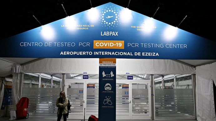 Confusión en Ezeiza por las nuevas normativas sanitarias Confusión en Ezeiza por las nuevas normativas sanitarias