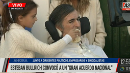 El emotivo gesto de la hija de Esteban Bullrich con su papá durante un acto en San Nicolás. (Foto: Captura A24) El emotivo gesto de la hija de Esteban Bullrich con su papá durante un acto en San Nicolás. (Foto: Captura A24)