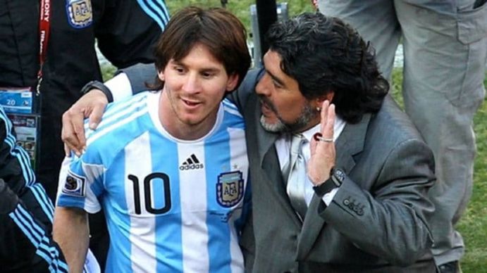   Lionel Messi posó con una mítica camiseta de Diego Maradona y revolucionó las redes sociales