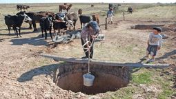 Desesperado por la sequía, se hicieron enormes pozos para tratar de conseguir agua. (Foto: Gentileza Pregón Agropecuario) Desesperado por la sequía, se hicieron enormes pozos para tratar de conseguir agua. (Foto: Gentileza Pregón Agropecuario)