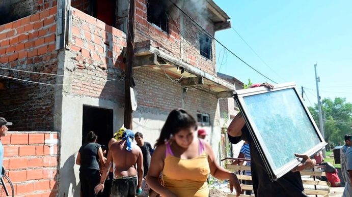 Así quedó la supuesta casa narco que saquearon y demolieron los vecinos en Rosario