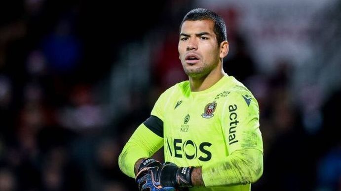 Walter Benítez la rompió en Niza.&nbsp;