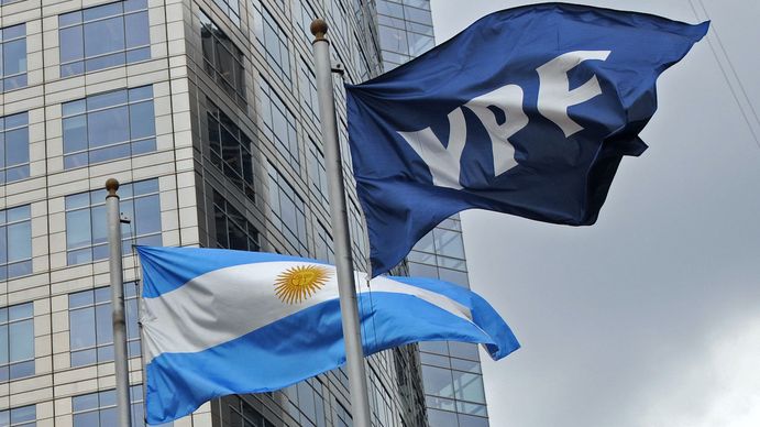 Argentina debe pagar un resarcimiento por la expropiación y recuperación por parte del Estado de la petrolera YPF (Foto: archivo).