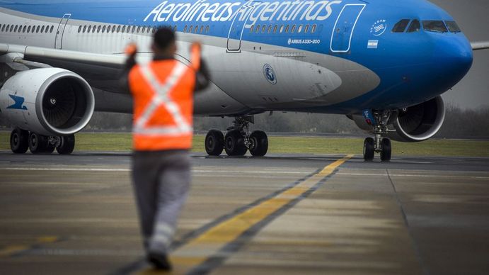 Evacúan avión de Aerolíneas Argentinas en Ezeiza por amenaza de bomba