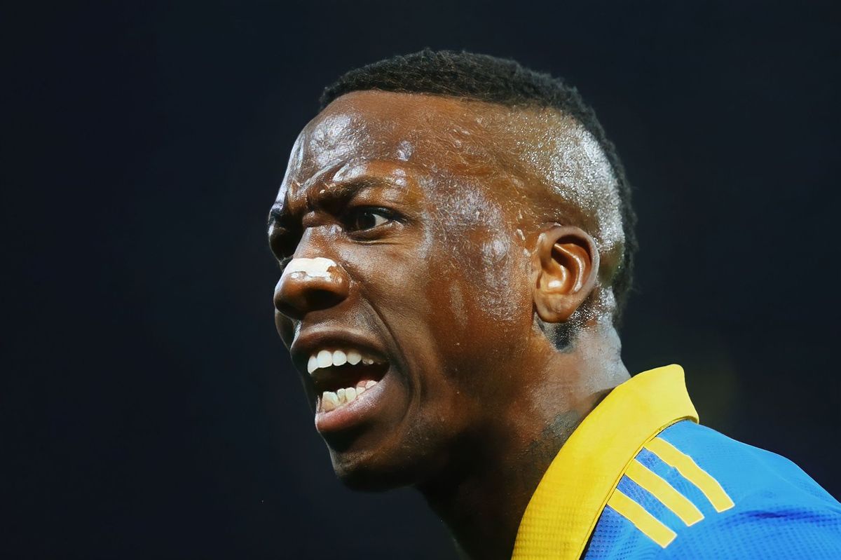 Luis Advíncula terminó el partido con muchas dificultades físicas y se llevó la ovación de la gente. Luis Advíncula terminó el partido con muchas dificultades físicas y se llevó la ovación de la gente.