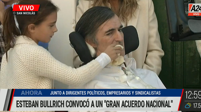 El emotivo gesto de la hija de Esteban Bullrich con su papá durante un acto en San Nicolás. (Foto: Captura A24)&nbsp;