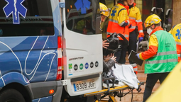 Gemelas argentinas de 12 años cayeron del tercer piso de un edificio en Barcelona: una murió y la otra está en grave estado Gemelas argentinas de 12 años cayeron del tercer piso de un edificio en Barcelona: una murió y la otra está en grave estado