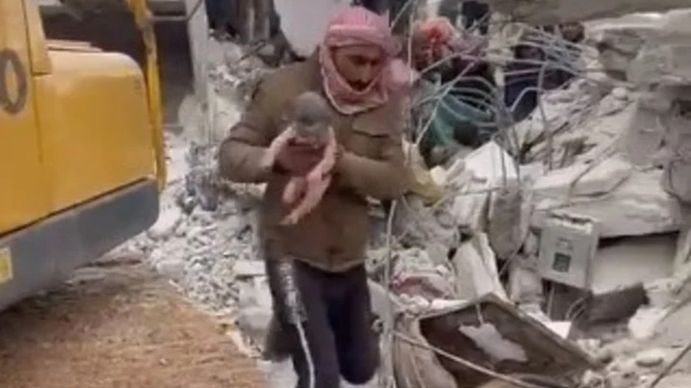 Milagroso: un rescatista sacó con vida a un bebé que nació entre los escombros en Siria. (Foto: Captura Video) 