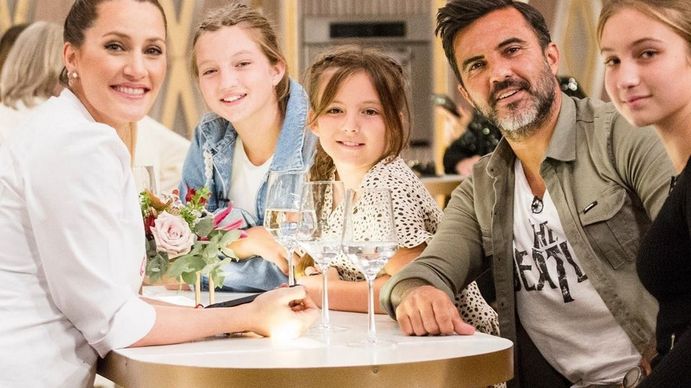 Mica Viciconte junto a Fabián Cubero y sus tres hijas: Indiana