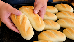 Con pocos ingredientes y un procedimiento simple, esta receta de flautitas caseras permite lograr un pan crocante por fuera, aireado por dentro y listo en pocos pasos. Con pocos ingredientes y un procedimiento simple, esta receta de flautitas caseras permite lograr un pan crocante por fuera, aireado por dentro y listo en pocos pasos.