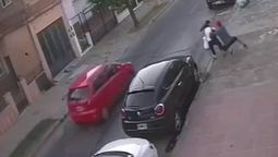 En el forcejeo, la mamá cayó al piso. (Foto: captura de video) En el forcejeo, la mamá cayó al piso. (Foto: captura de video)