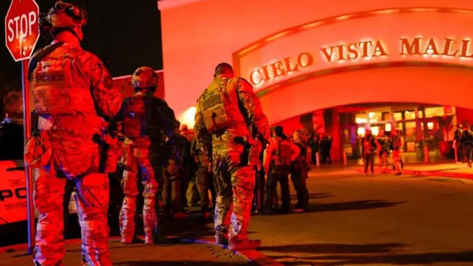 Agentes de policía a la entrada de un centro comercial en El Paso