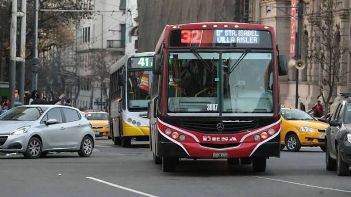 Por segundo día consecutivo los colectivos reducen a la mitad la frecuencia en el AMBA y se acentúan las demoras para viajar.