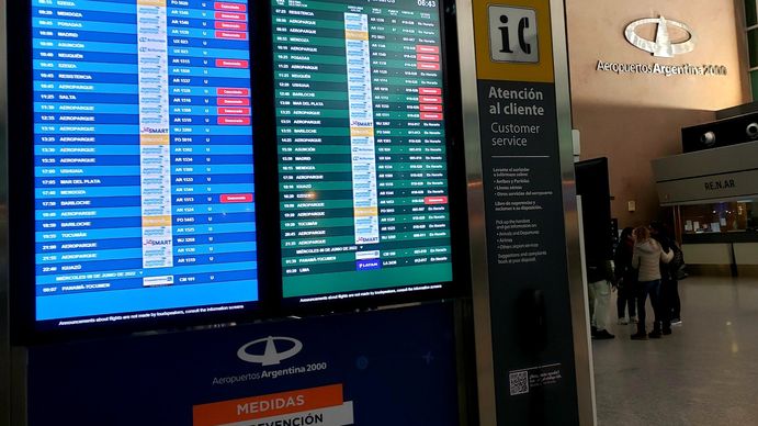 Vuelos demorados y cancelados en Aeroparque y Ezeiza por la intensa niebla: cuándo se normalizará el servicio