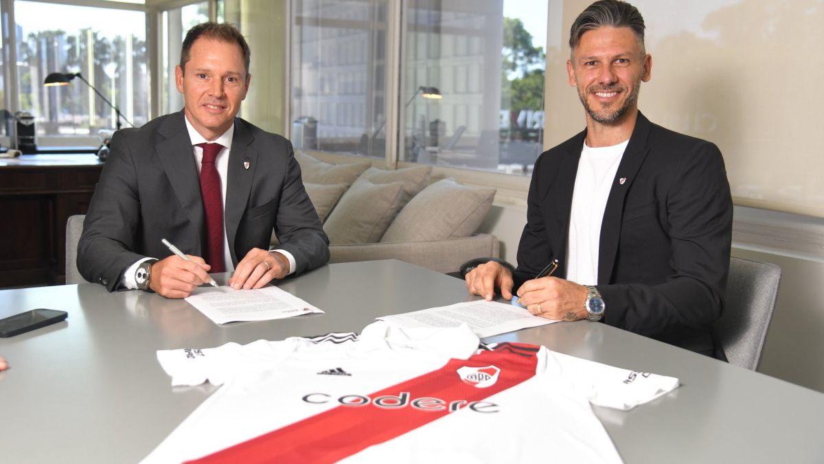 Martín Demichelis firmó su contrato junto al presidente de River, Jorge Brito (Foto: @RiverPlate).
