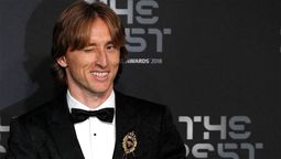#thebest: luka modric se llevo el premio a mejor jugador y destrono a messi y cr7 #thebest: luka modric se llevo el premio a mejor jugador y destrono a messi y cr7