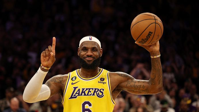 LeBron James agiganta su leyenda en la historia de la NBA. (Foto: Getty Images)