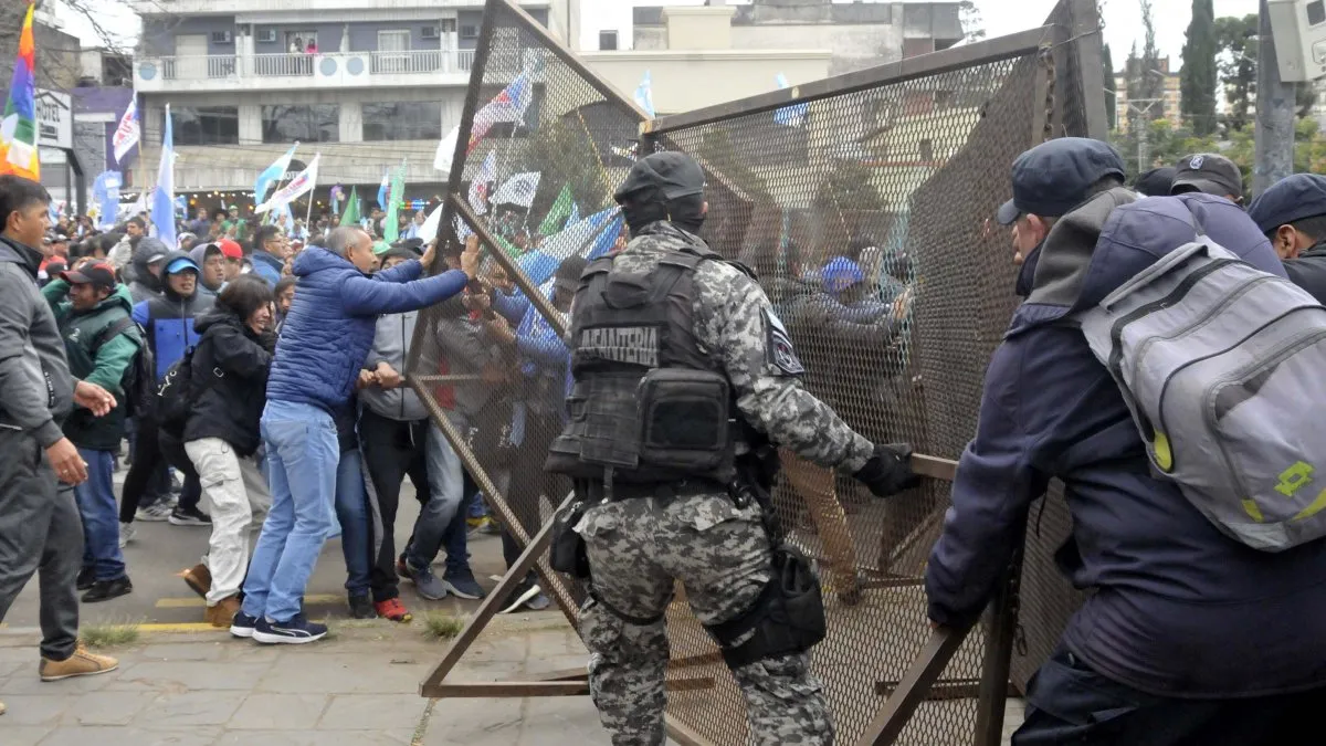 Los manifestantes intentaron incendiar la Legislatura. Los manifestantes intentaron incendiar la Legislatura.