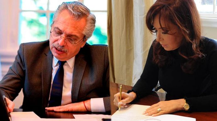 Usar la lapicera: qué significa la expresión que usó Cristina Kirchner y que parafraseó Alberto Fernández