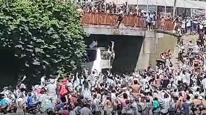 Emoción y Locura. Así se tiraba un hincha desde un puente para ver a la Selección. Foto: archivo.