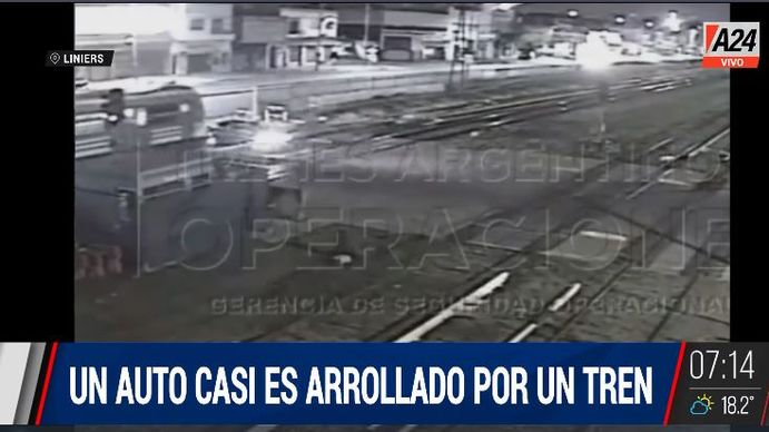 Liniers: así un auto casi es arrollado por el tren. (Captura de Tv)