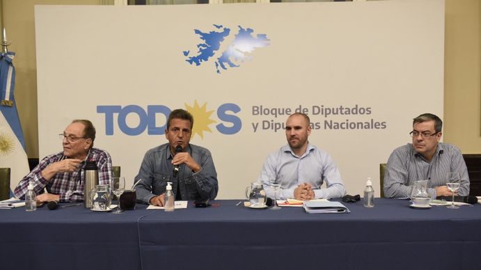 Massa y Guzmán en reunión de bloque de diputados del Frente de Todos. La Cámpora