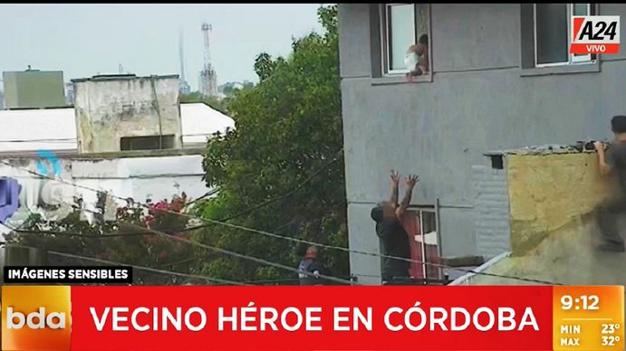 Bebé en peligro. El momento del dramático rescate en Córdoba Capital (Foto: captura de video). 