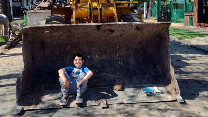 Un niño de 8 años pide por Tik Tok ayuda para construirle una casa a su madre