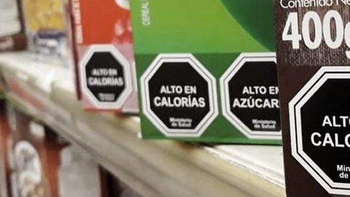 Etiquetado frontal: la ley aprobada en Argentina establece la implementación de un etiquetado de advertencias con sellos en forma de octógono de color negro.