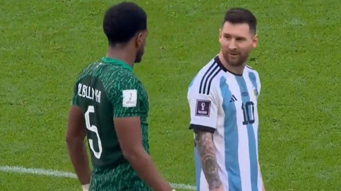 El momento en el que Ali Albulayhi provoca a Lionel Messi (Foto: captura de video).