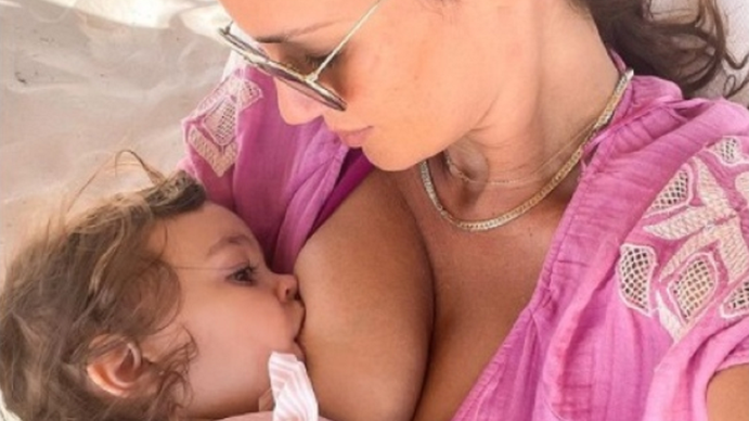 Paula Chaves y la lactancia materna en público: El posteo de la modelo amamantando a su hija Filipa