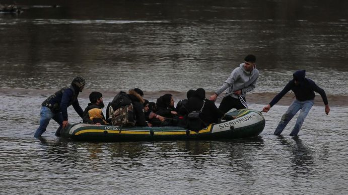 Refugiados e inmigrantes cruzan el río que separa Turquía de Grecia para ingresar en la Unión europea (Foto: gentileza DW).