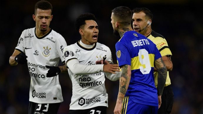 En un duelo caliente, Boca y Corinthians empataron 1 a 1